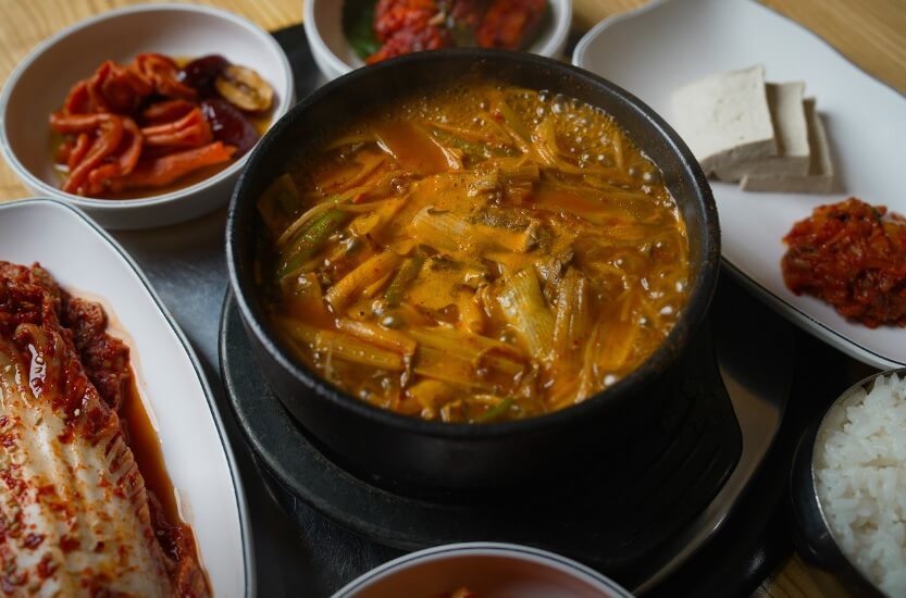 생생정보 오늘 또 방문 스타밥집 가수 김수찬 단골 인천 24시 경희궁 효성점 왕갈비탕 돼지왕갈비 맛집