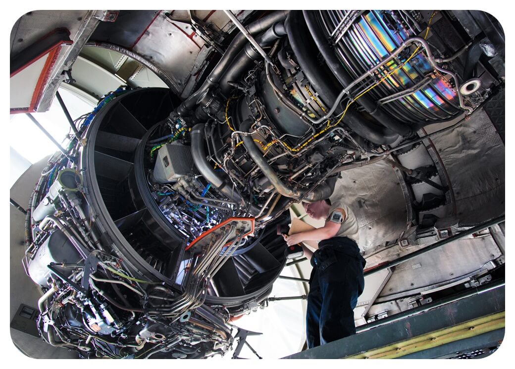 항공정비사가 엔진을 정비하고 있는 모습