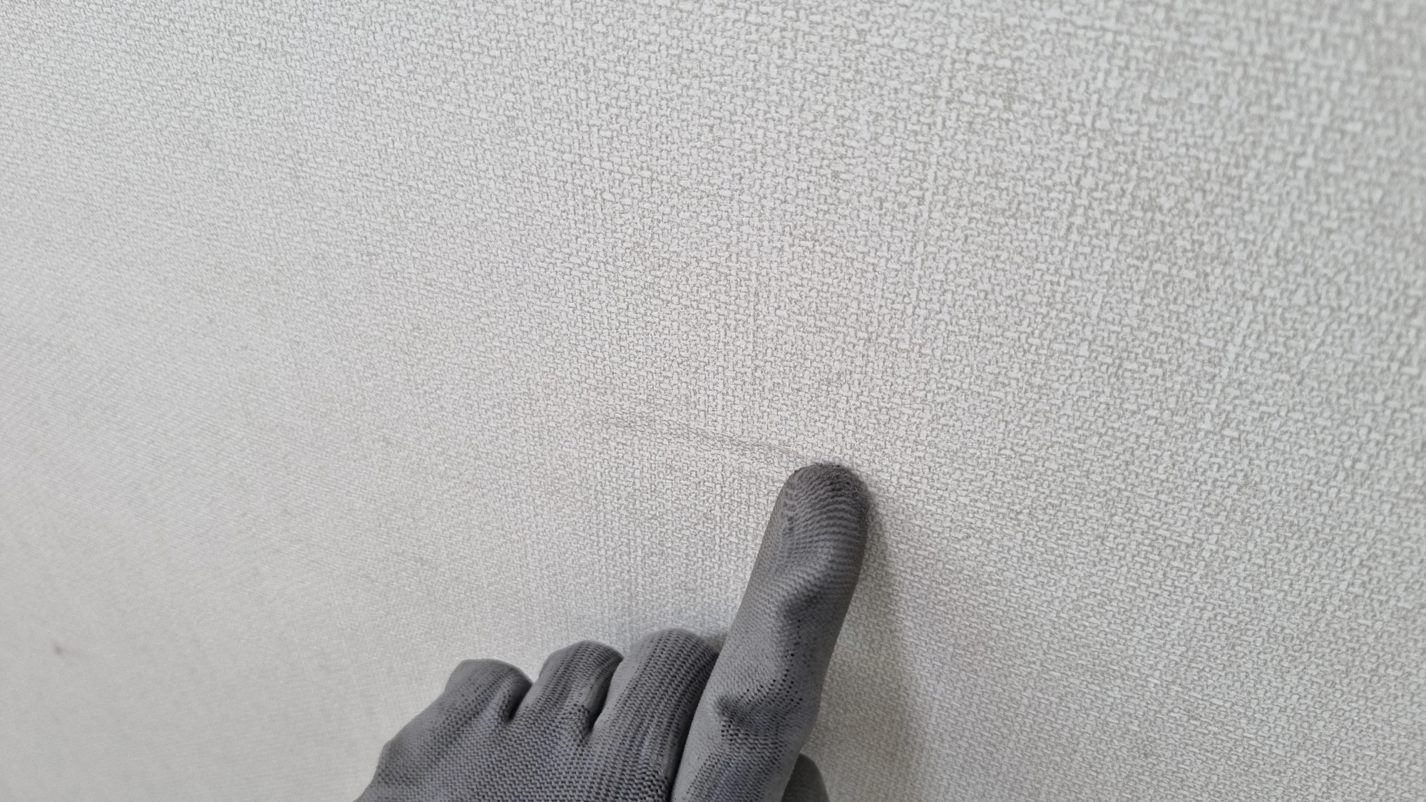 찢어진 벽지 보수 완료 모습