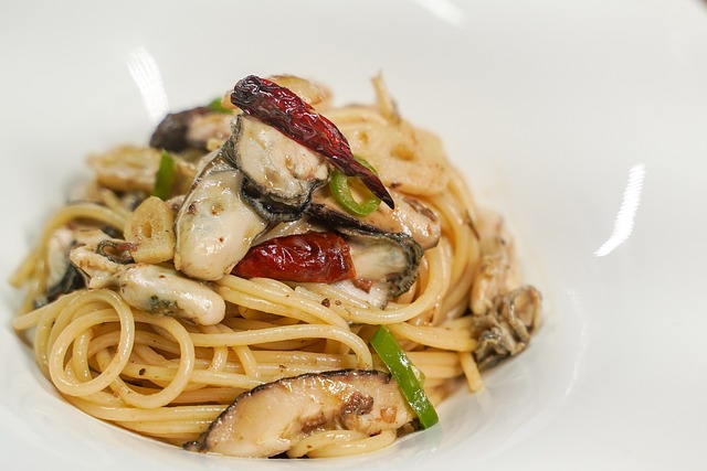 올리브 파스타에 섞인 굴