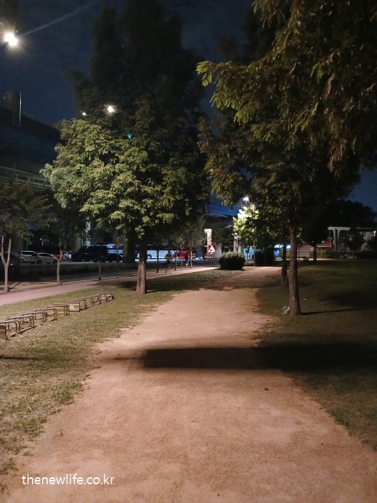서울 맨발 걷기 좋은 장소 &ndash; 광나루 한강공원의 야간 가로등 조명과 맨발 걷기 징소
