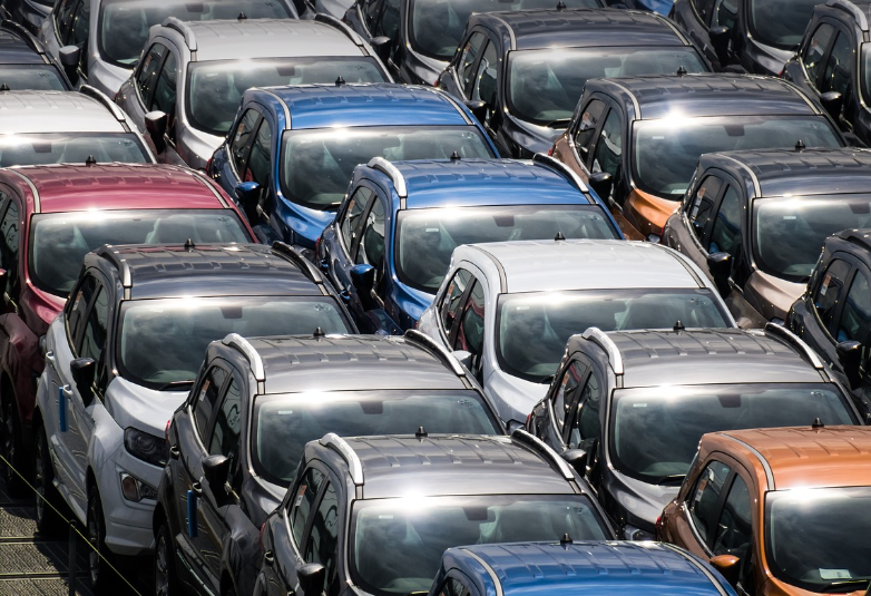 다양한 색상의 자동차