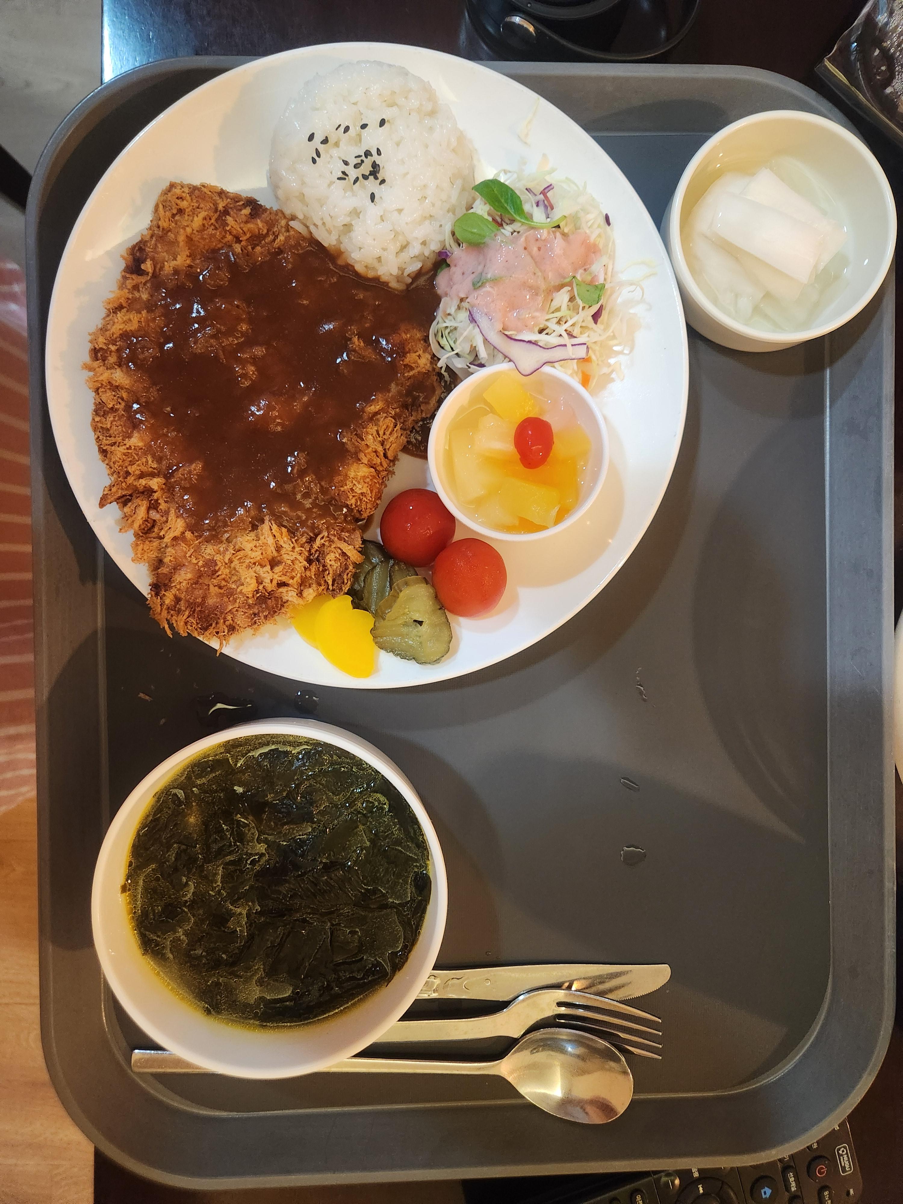 산후조리원 식사 돈가스 메뉴