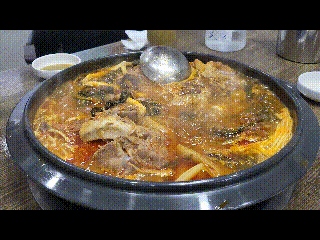 감자탕이 보글보글 끓고있다.