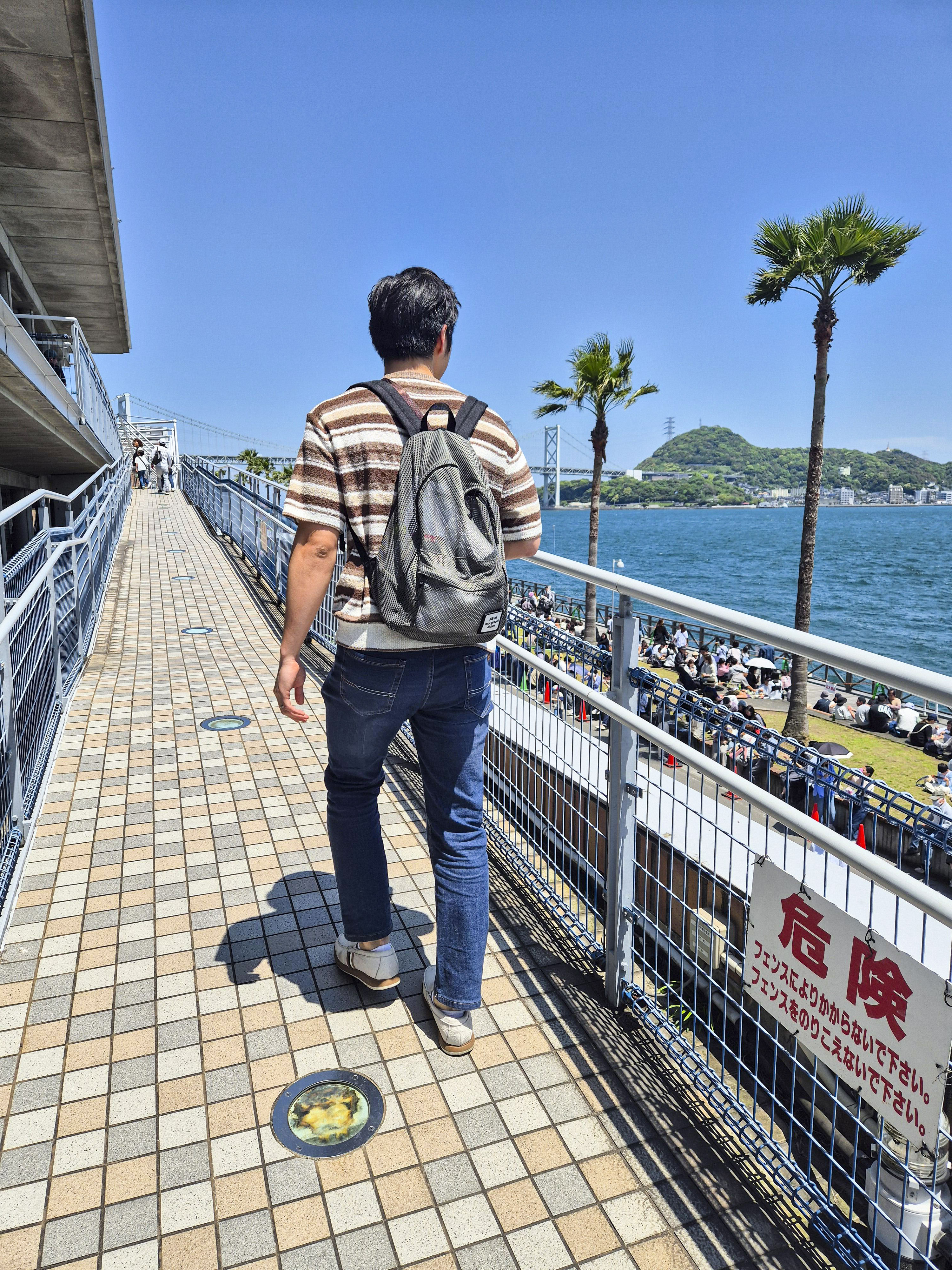 옷상에도 자리가 있고&amp;#44; 그곳으로 가는 모습