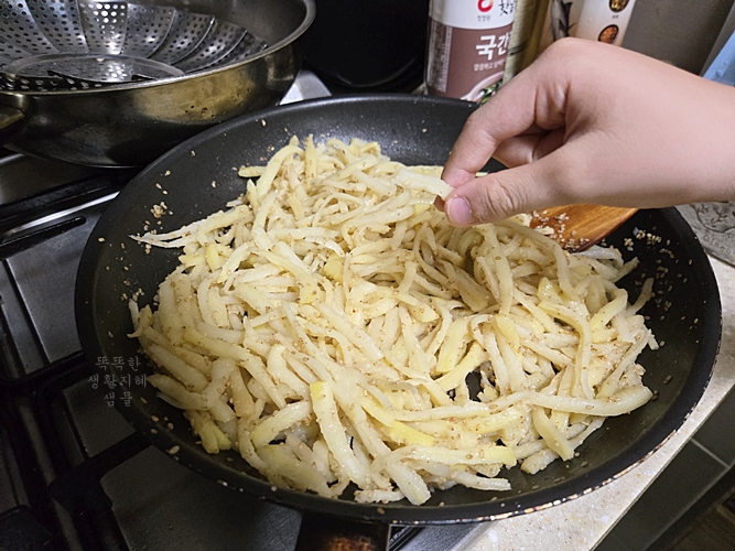 아이 도라지나물 먹기