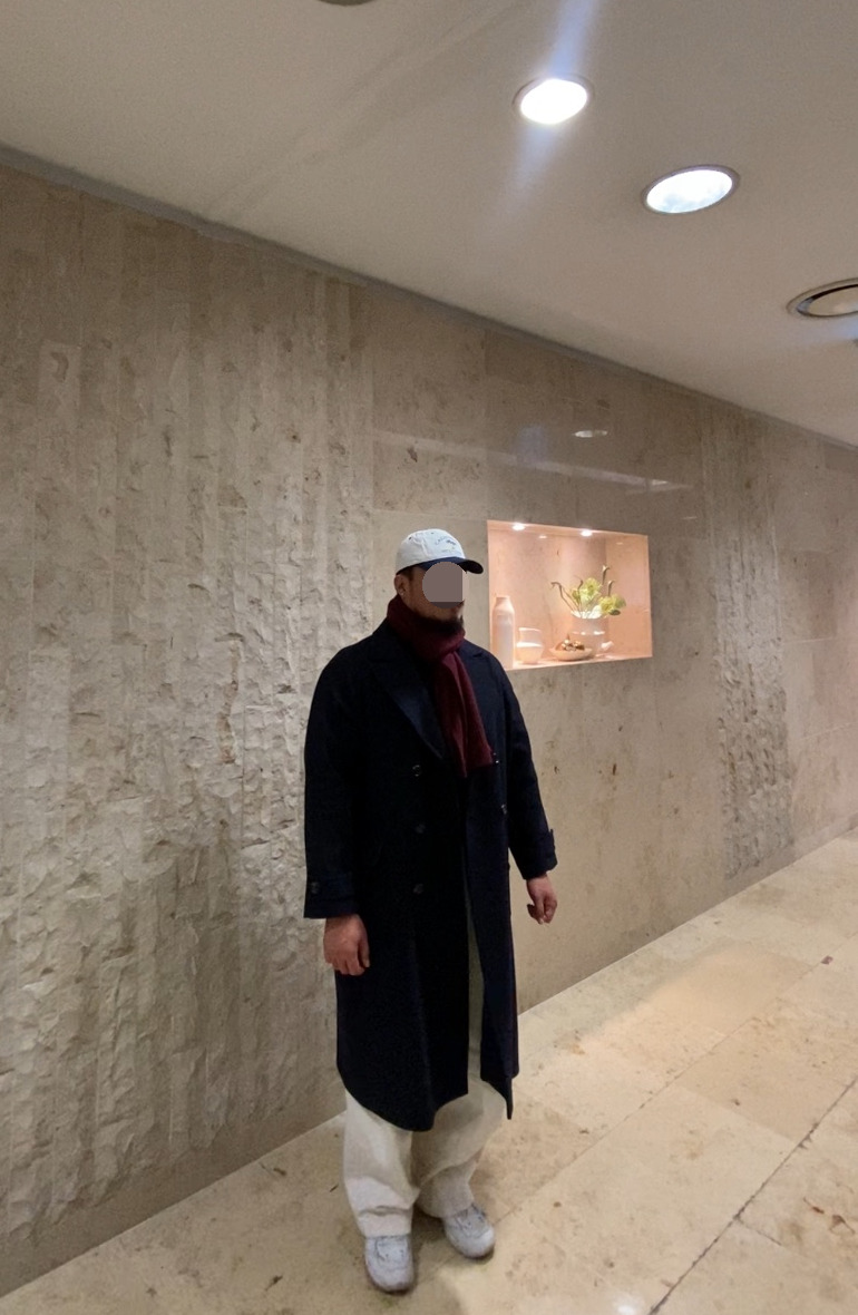 데일리룩('25. 11. 28.)조이스베케이션 투톤 볼캡 야구모자, 리끌로우 울터치머플러 목도리, 그레이휴 더블브레스티드 롱코트, 무신사스탠다드 벌룬팬츠, 뉴발란스 스니커즈 화이트