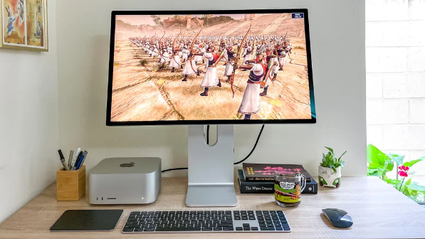 토탈 워: 워해머 II가 실행 중인 책상 위의 Mac Studio