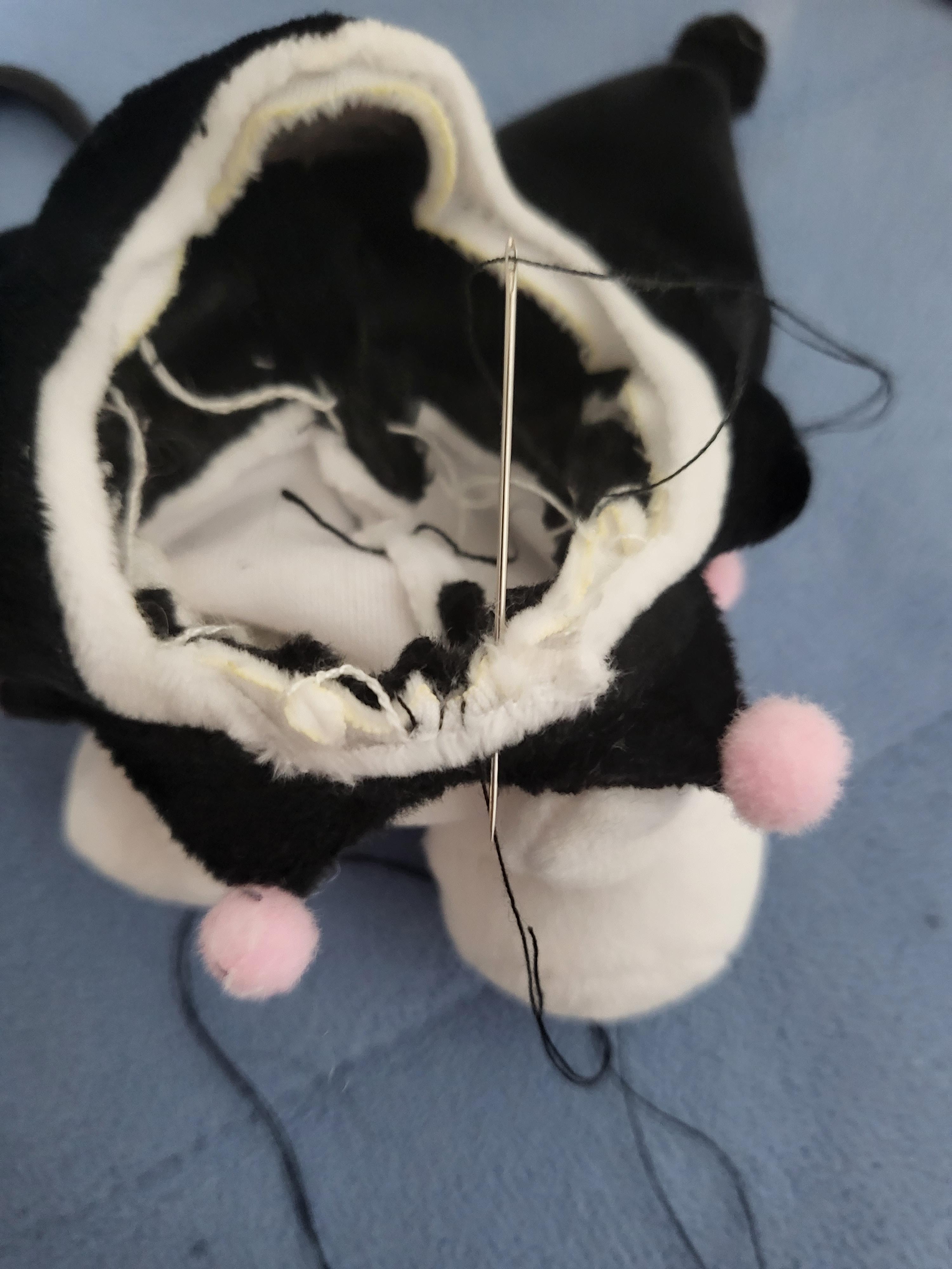 5. 얼굴 라인의 흰부분을 최대한 접어 바느질 한다.