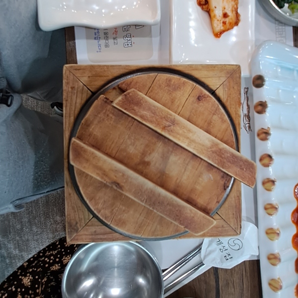 돌솥밥 솥 위에 뚜껑이 덮여 있습니다.