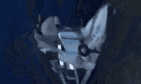 잠수정 내파 현상 영상의 한 장면