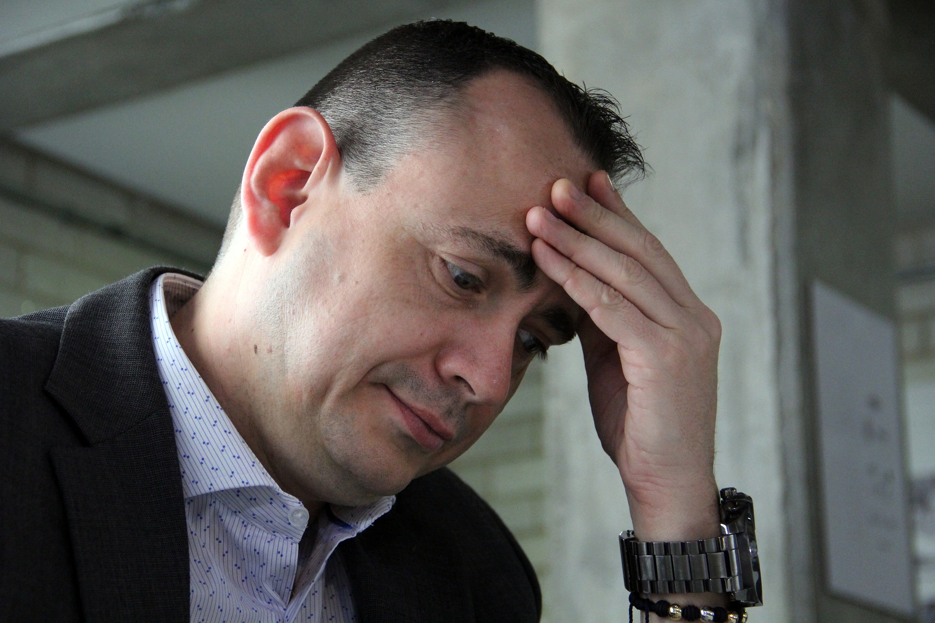 투자에 고민하는 남자의 모습