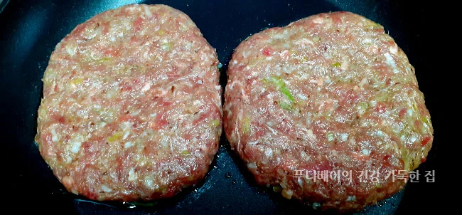 올리브유-두르고-중불로-예열된-팬에-떡갈비-올리기