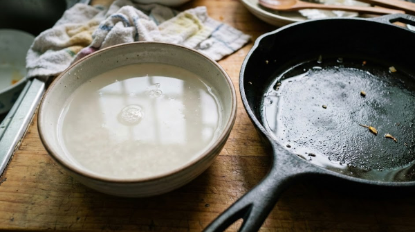 쌀뜨물로 프라이팬을 씻는 모습