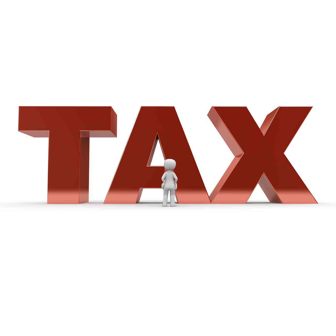 빨간색 TAX 문구 앞에 작은 사람 모형이 서있음