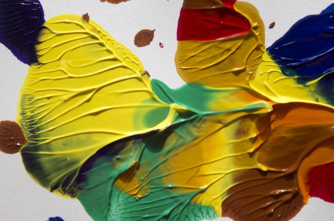 여러색의 물감이 서로 섞여있다.