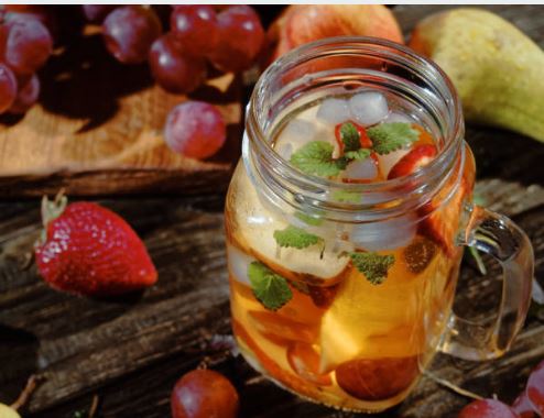 과일음료가 들어있는 유리병 사진