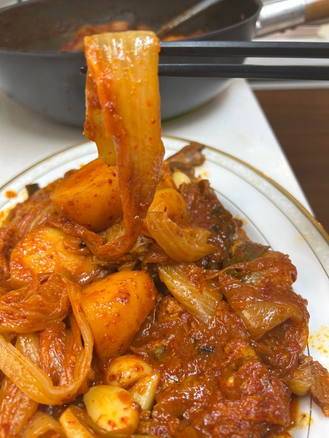 완성된 김치를 들어 올린 모습