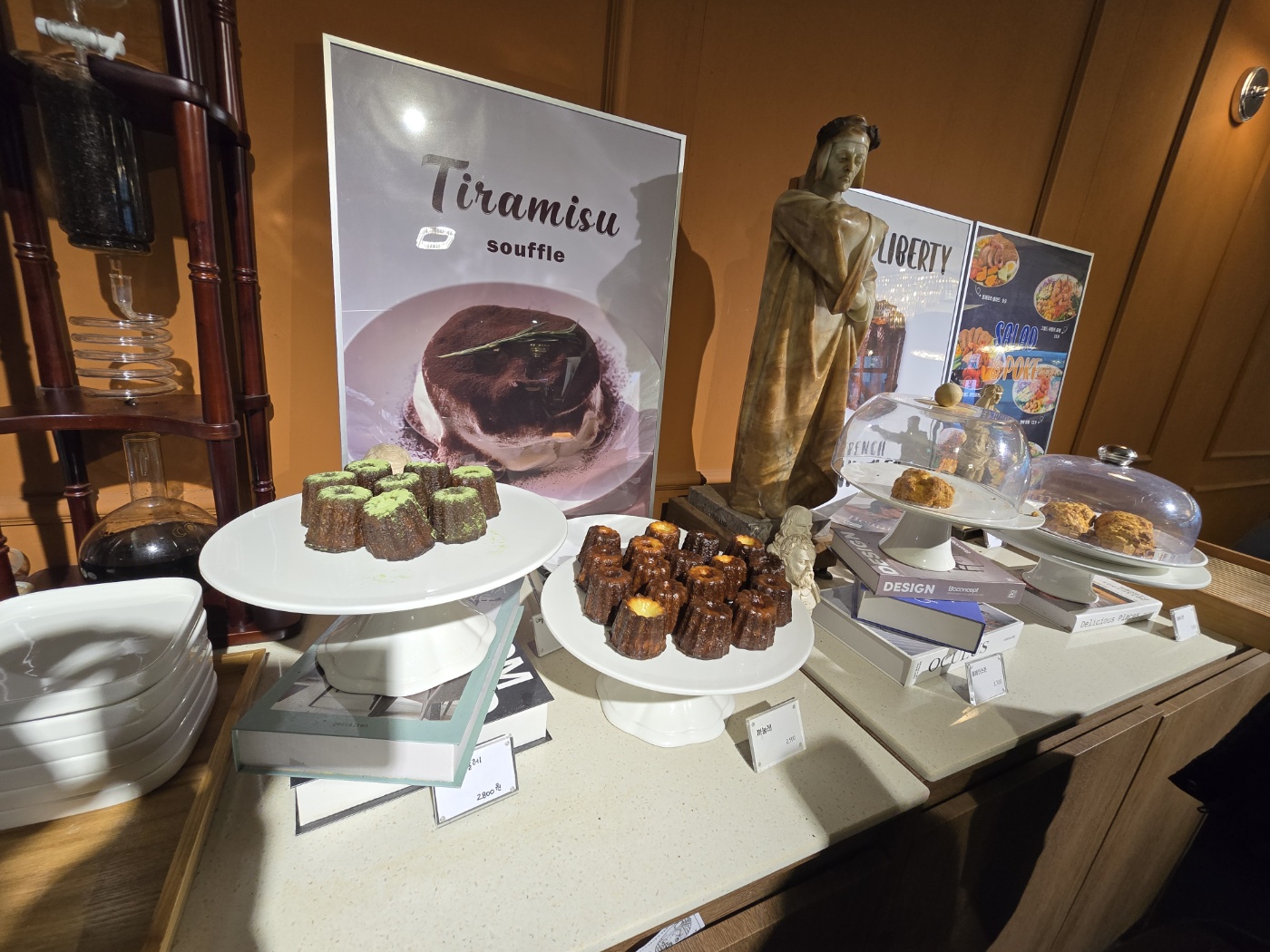 까눌레가 진열되어있어요