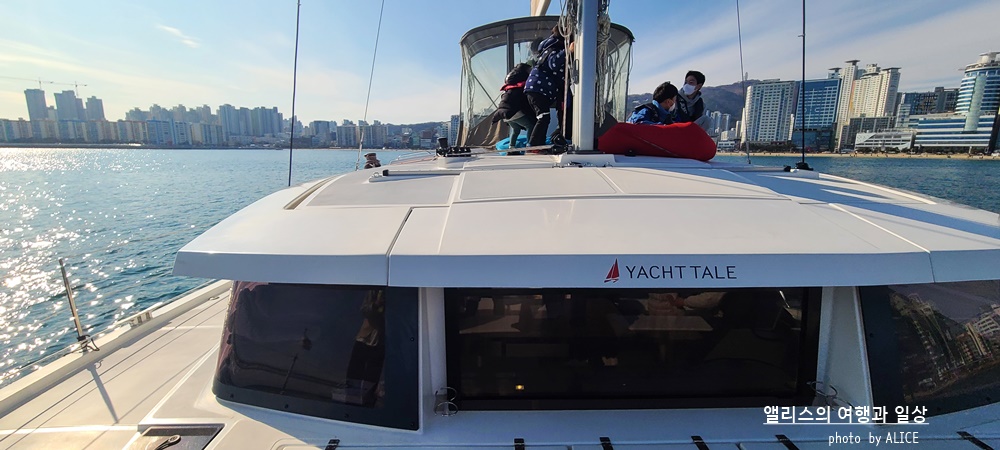 부산에서 여유를 즐기는 여행방법, 요트투어 (더베이101 출발), 프랑스 명품 고급요트 내부 모습