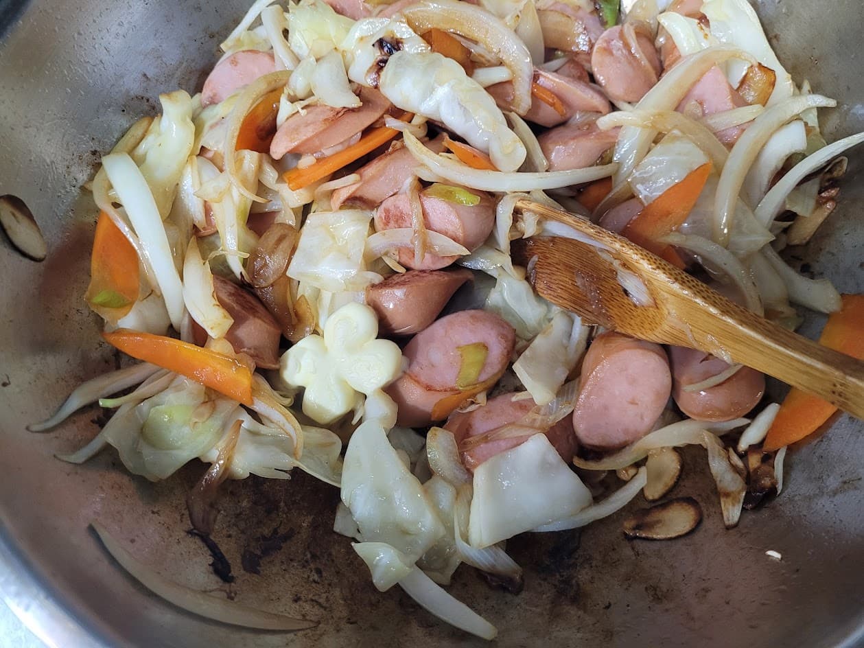 버터를 넣어 풍미를 더하는 장면