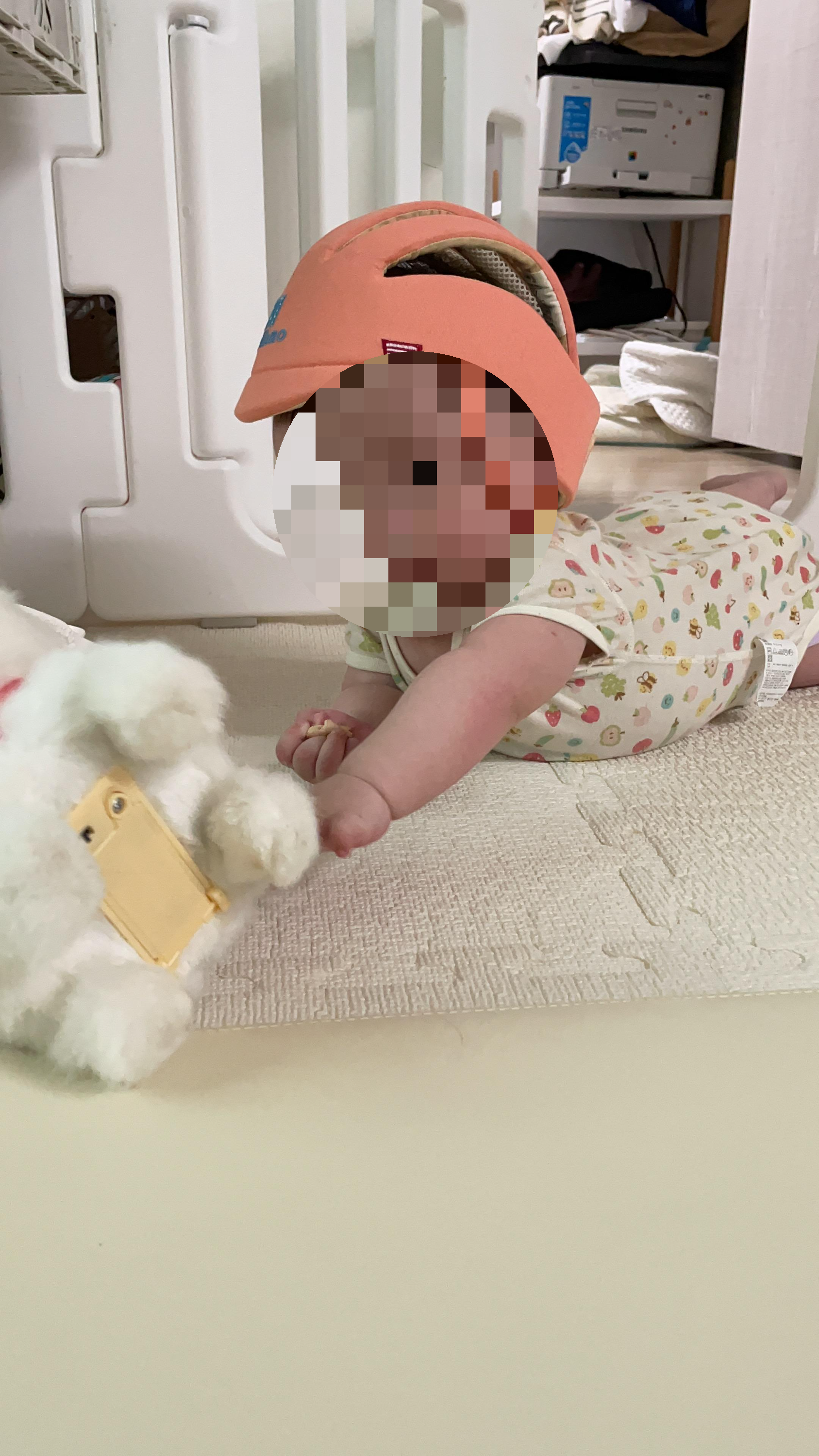 강아지 인형이 궁금한 8개월 아기