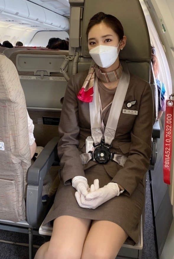 승객과 마주 앉는 비행기 승무원 좌석