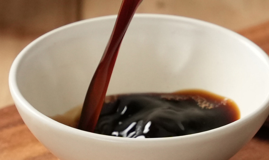 야생에서 채취를 한 칡뿌리를 깨끗하게 세척한 후에 즙을 낸 것을 동그랗고 하얀 그릇에 쏟아 붓고 있는 것을 찍은 사진