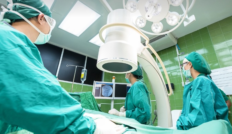 수술장에서 수술하는 모습