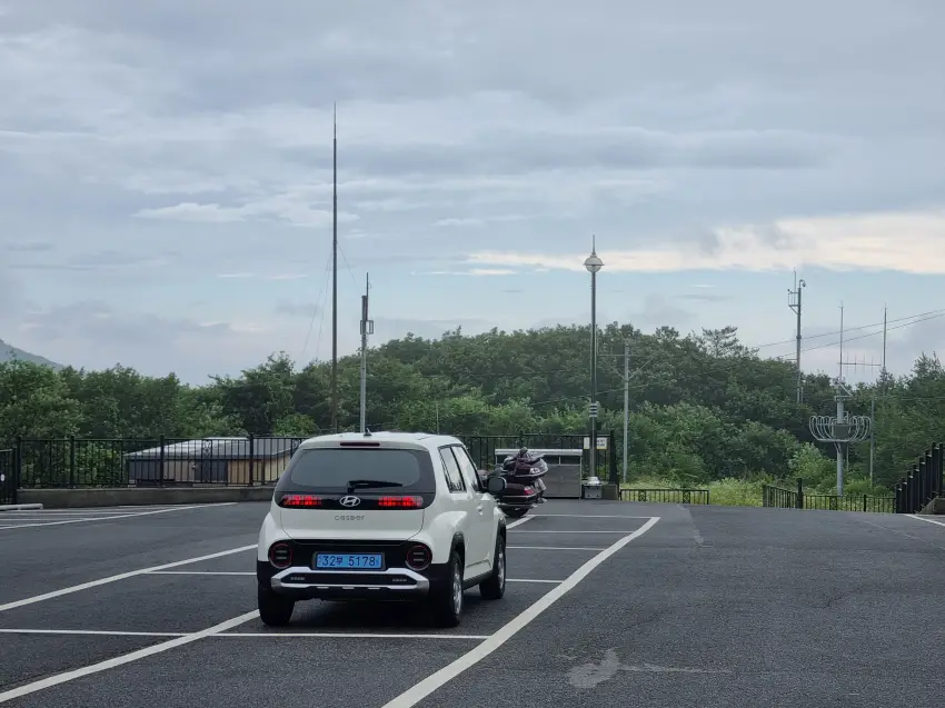 주차장에는 화장실 말고는 다른 시설이 없어 차 사진만 찍고 내려왔습니다.
