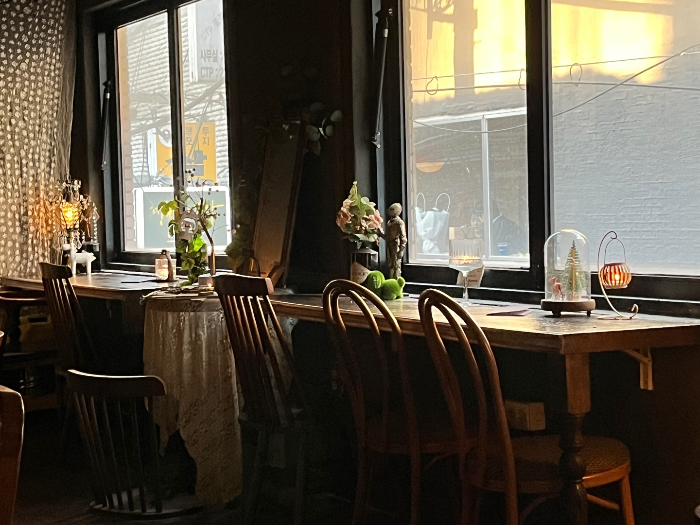 창가 테이블 자리 및 내부 좌석