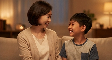 엄마와 아이가 마주 보고 웃으며 대화하는 저녁 풍경