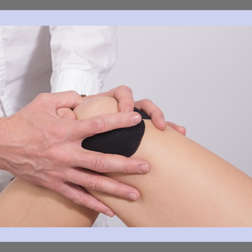 테이핑한 무릎을 두손으로 잡고 있는 모습