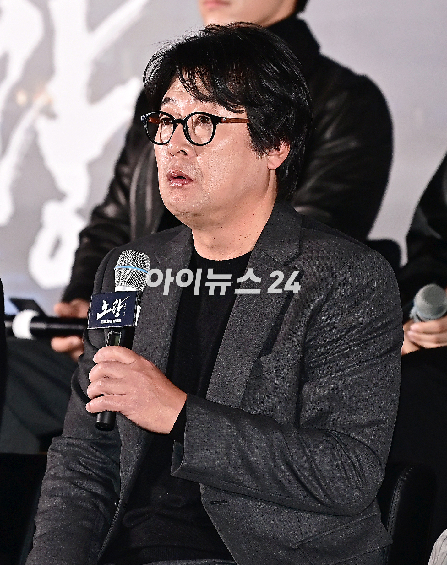 배우 김윤석이 12일 오후 서울 송파구 롯데시네마 월드타워에서 열린 영화 &#39;노량: 죽음의 바다&#39;(감독 김한민) 언론시사회에서 포토타임을 갖고 있다.&#39;노량: 죽음의 바다&#39;는 임진왜란 발발 후 7년&#44; 조선에서 퇴각하려는 왜군을 완벽하게 섬멸하기 위한 이순신 장군의 최후의 전투를 그린 전쟁 액션 대작이다. 오는 20일 개봉. [사진=곽영래 기자]