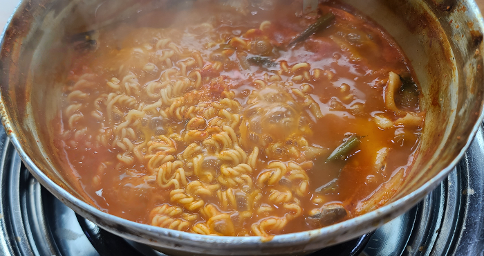 경기 하남시 민물매운탕 어탕칼국수 맛집 산곡민물매운탕 외부전경 내부전경 메뉴판 미나리추가 미나리 팽이버섯 수제비 보글보글 익어가는 민물매운탕 라면사리