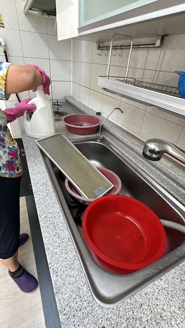 후드필터를 약품을 희석한 물에 담궈 놓았습니다.