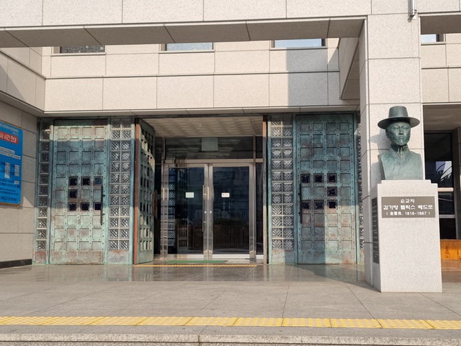 제주 김기량성당 정문과 김기량 펠릭스 베드로 복자의 흉상입니다.