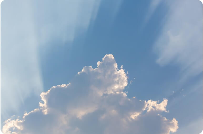 하늘에 떠 있는 구름 사이로 햇빛이 새어 나오는 모습