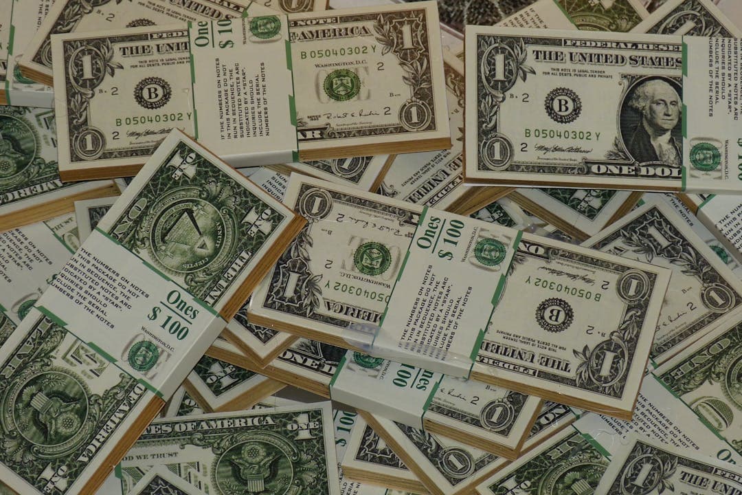 가족 지원금을 상징하는 지폐 이미지