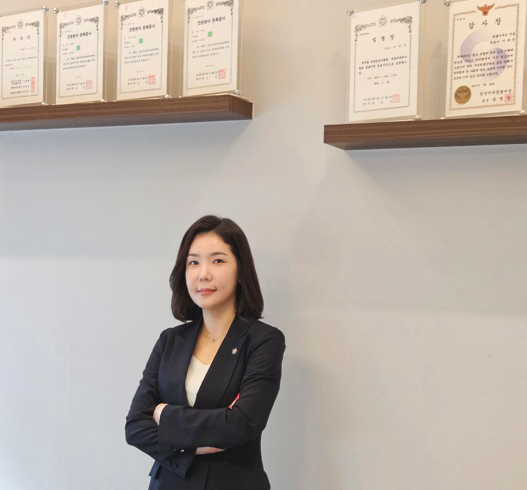 왜 대형 로펌보다 '엄마 변호사' 김윤서의 조력이 절실한가