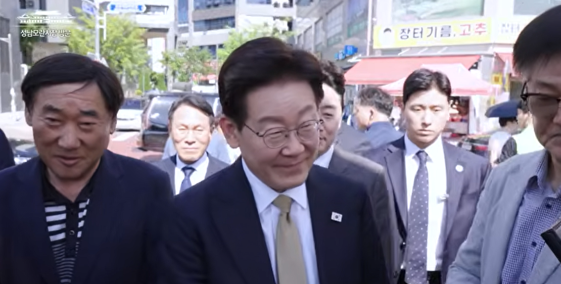 이재명 대통령 모란시장 방문 논란 총정리: 관권 선거인가 민생 행보인가? (법적 쟁점 및 정치적 파장 분석)
