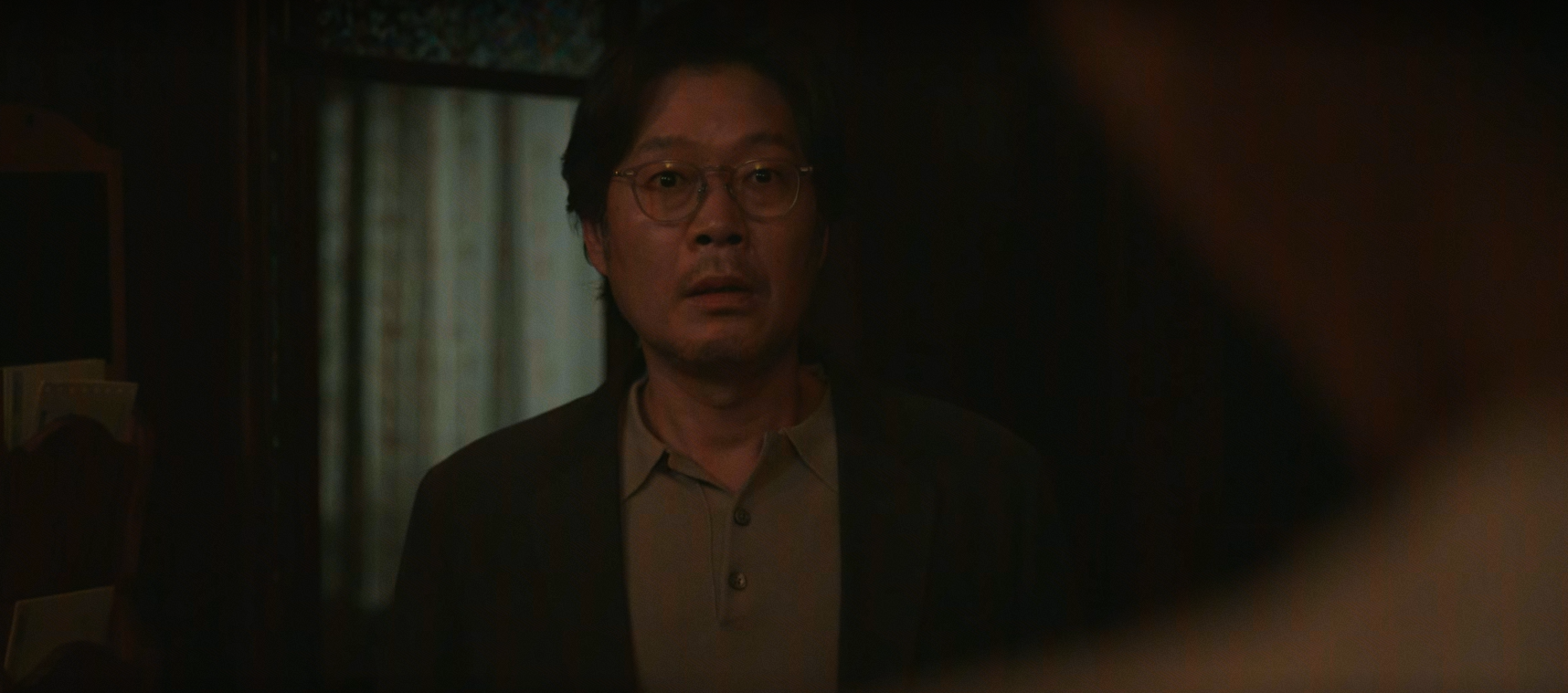 담담한 표정으로 말을 이어가지만, 손끝이나 눈빛이 흔들리는 서진호