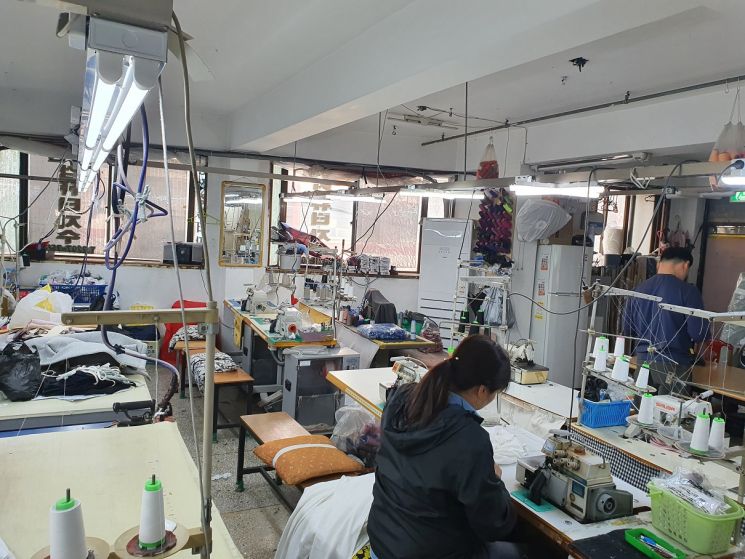 한 의류제조업체에서 작업자가 근무하고 있다.