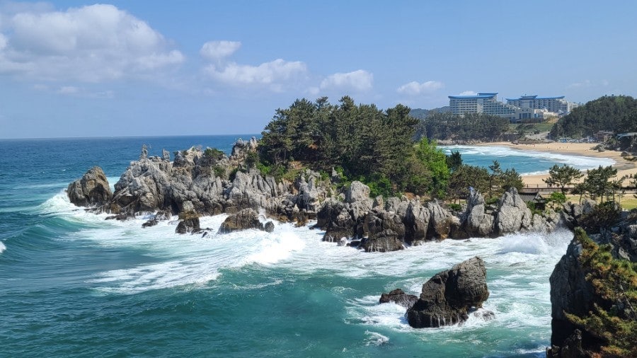 강원도 삼척시 맹방해변길 해파랑길 32코스의 기암절벽과 푸른 바다 풍경