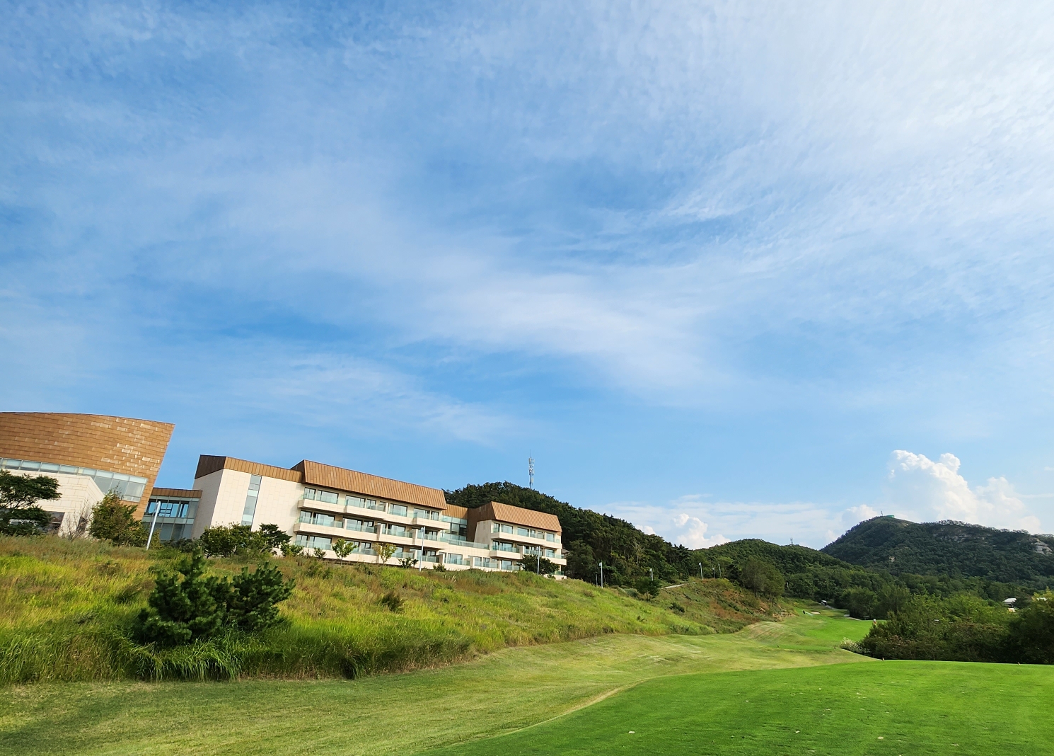 14번 파4 350야드 S자 형 코스