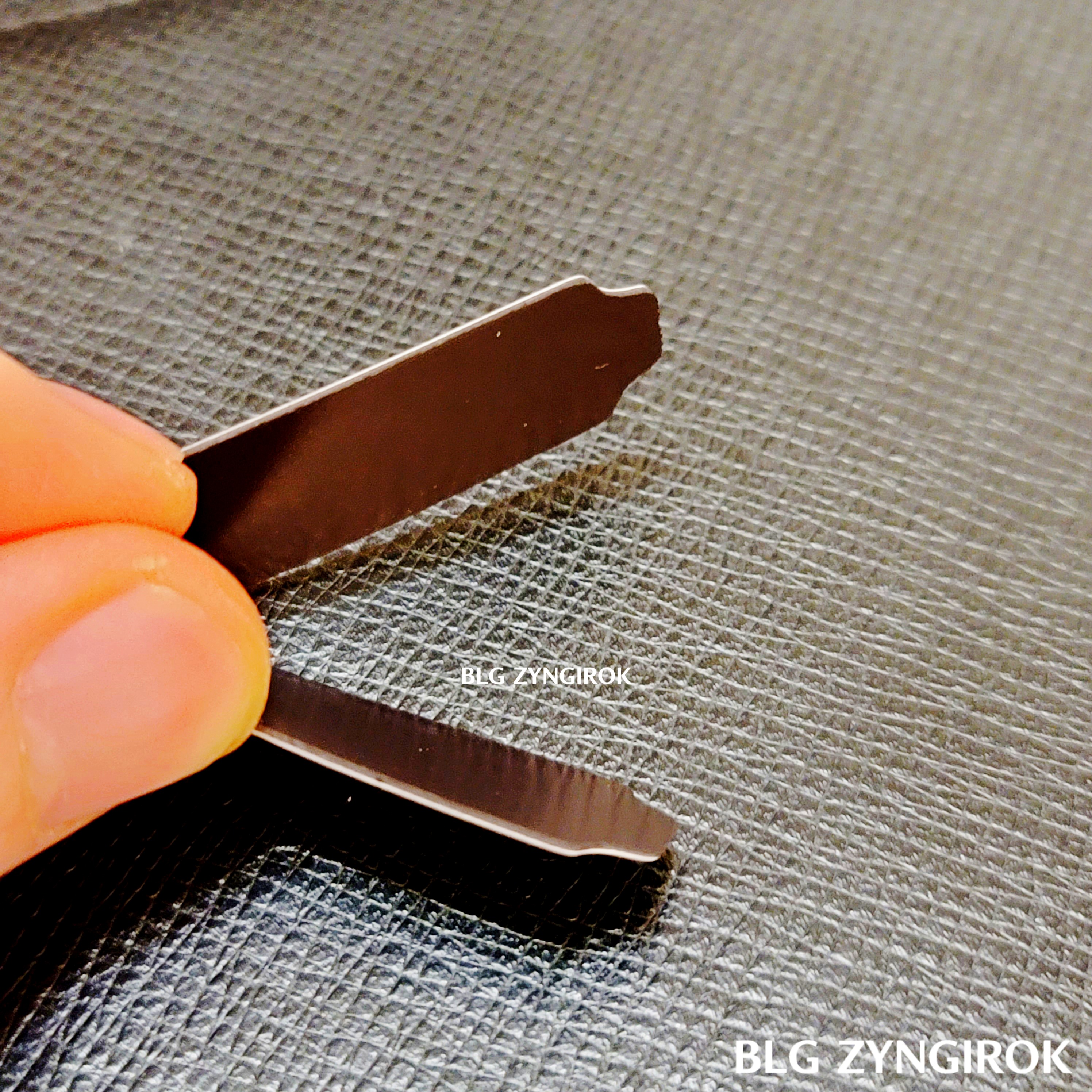 다이소 북클립을 벌리면 양면이 자석으로 되어 있는 것을 확인할 수 있다.