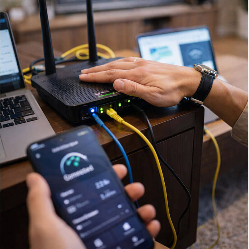 와이파이 속도 저하 상황에서 공유기 발열과 연결 상태를 점검하는 모습