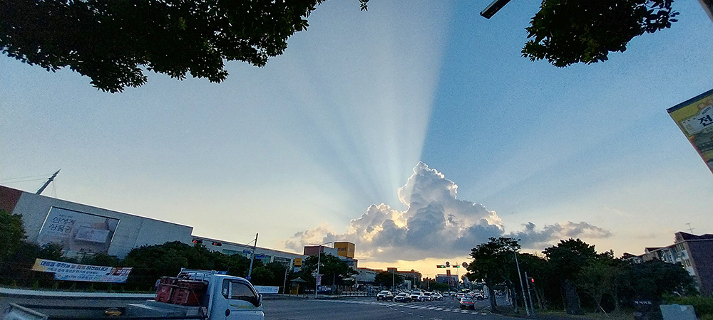 구름 뒤 유앱이 빛을 뿜뿜 뿜어내는 듯한 하늘 광채