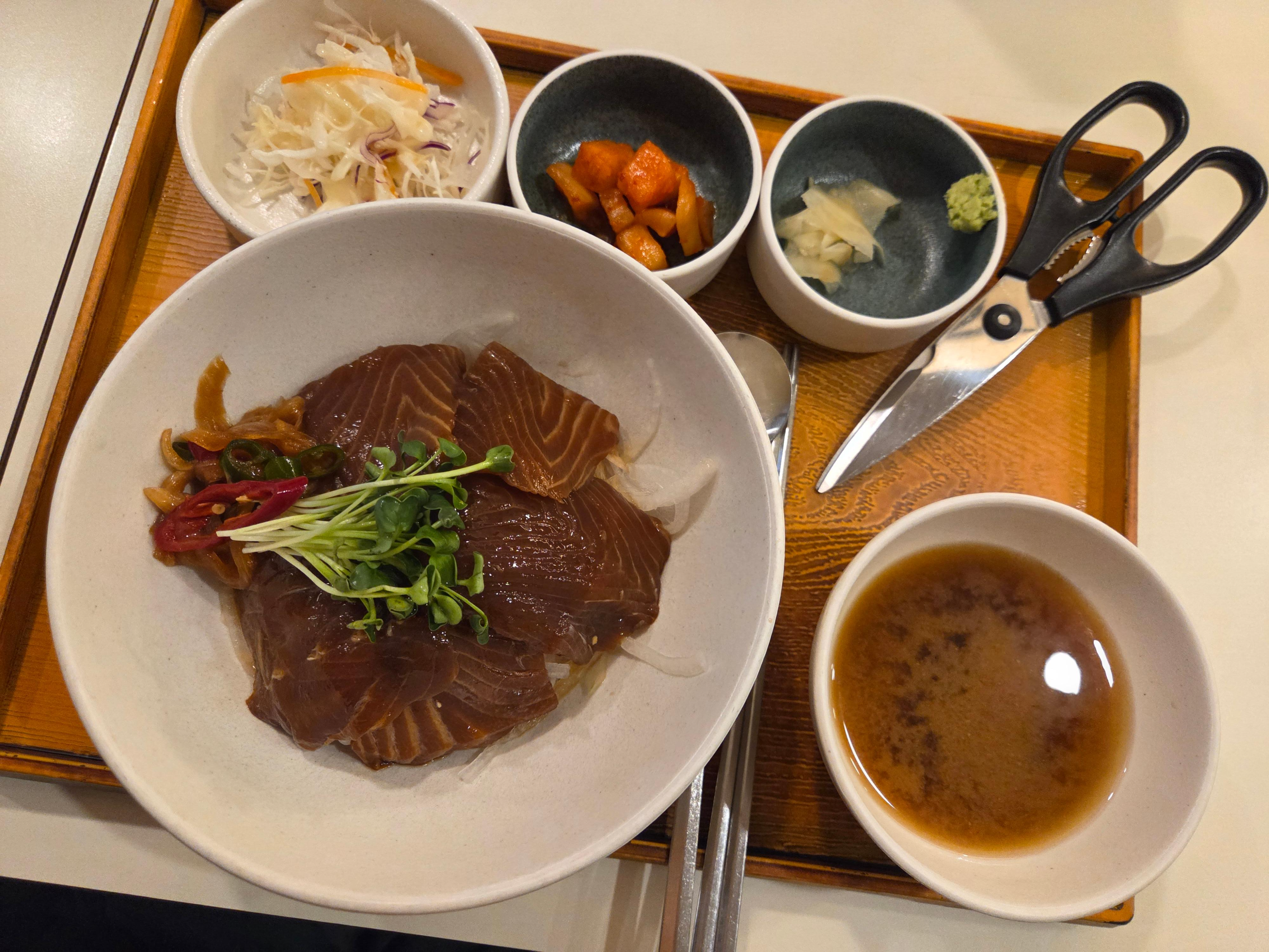 염창동 봉스토랑 연어장덮밥, 간장 숙성 연어와 국·반찬 구성