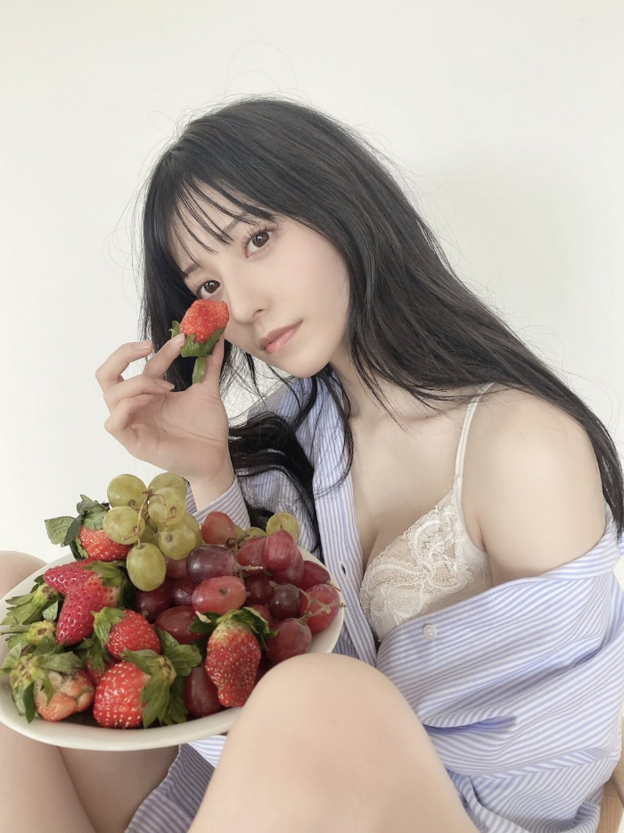 딸기를 들고 있는 요시이 미유